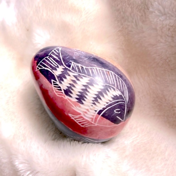 🐟🐠 AFRICAN HAND CARVED ETCHED FISH DECORATIVE STONE EGG FROM KENYA 🇰🇪 - Picture 4 of 9